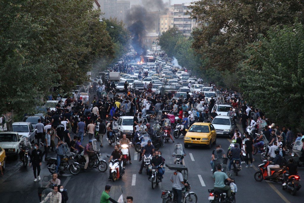 A picture obtained by AFP outside Iran on September 21, 2022, shows Iranian demonstrators taking to the streets of the capital Tehran during a protest for Mahsa Amini, days after she died in police custody. - Protests spread to 15 cities across Iran overnight over the death of the young woman Mahsa Amini after her arrest by the country's morality police, state media reported today.In the fifth night of street rallies, police used tear gas and made arrests to disperse crowds of up to 1,000 people, the official IRNA news agency said. (Photo by AFP)